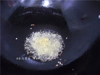 10、白灼菜心,焯过菜心的水倒掉,继续热锅,倒入食用油,下蒜蓉爆香