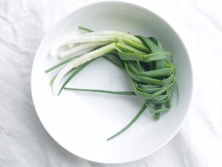 1、川味回锅肉,葱洗净，打结；