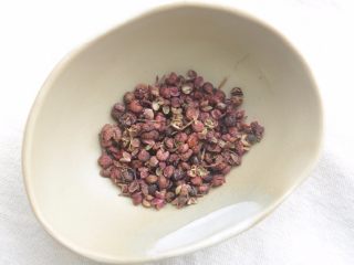 5、川味回锅肉,花椒、八角洗净（八角忘记拍了）；