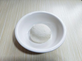 1、教你在家自制厚底牛肉披萨，做法简单，味道超赞,将面粉放入大口器具中，加入酵母，盐，糖，分次加入牛奶，搅拌成絮状，再加入室温软化的黄油，揉至黄瓜，盖上保鲜膜进行发酵！