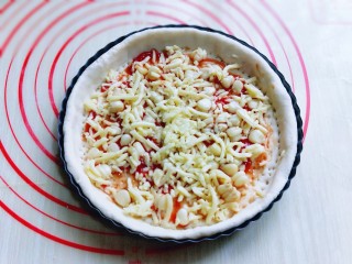 5、教你在家自制厚底牛肉披萨，做法简单，味道超赞,撒上一层马苏里拉芝士。