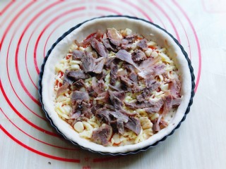 6、教你在家自制厚底牛肉披萨，做法简单，味道超赞,再放上提前做好的酱牛肉，切碎！