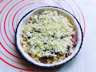 7、教你在家自制厚底牛肉披萨，做法简单，味道超赞,再撒上一层马苏里拉芝士！