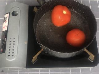 1、意式早餐烘蛋,番茄顶部划十字，放入沸水中汆烫1分钟