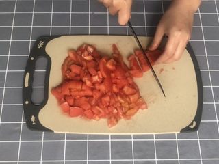 3、意式早餐烘蛋,切成番茄碎备用