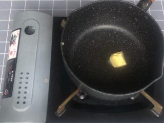 6、意式早餐烘蛋,锅中下一小块黄油加热至融化