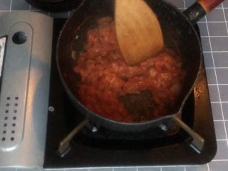 11、意式早餐烘蛋,炒成番茄泥后加入盐和黑胡椒调味出锅