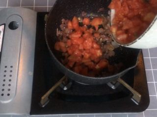 9、意式早餐烘蛋,炒至洋葱透明，加入切好的番茄碎