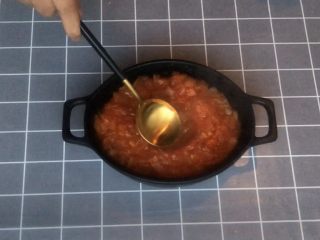 12、意式早餐烘蛋,炒好的番茄泥铺在烤碗里，用勺子压出一个坑