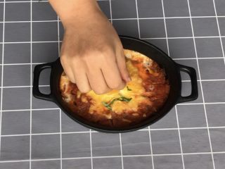 15、意式早餐烘蛋,烤好的烘蛋表面可以撒欧芹碎或香菜碎做装饰，接着就可以蘸面包吃啦