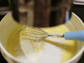 3、芒果班戟,搅拌均匀