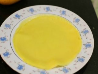 11、芒果班戟,面皮一定要尽量薄，面皮厚会影响口感还很硬，然后放在盘里晾凉
