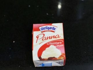 13、芒果班戟,利用打蛋器打奶油