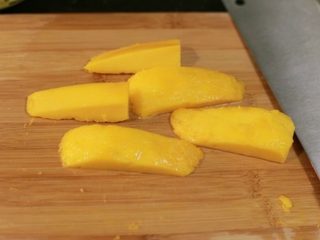 15、芒果班戟,芒果肉切条