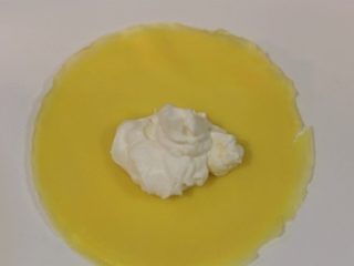 16、芒果班戟,面皮放在砧板上，加适量奶油在面皮中间