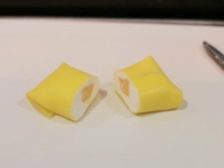 20、芒果班戟,用刀切成两半，这时候你会发现皮薄的优势，芒果班戟制作完成咯，赶快享用吧！