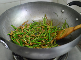 12、青椒肉丝,炒至青椒断生后加入蒜蓉拌炒一下，出锅前调入少许盐即可