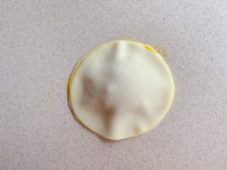 7、香蕉飞饼卷,再盖上一片饺子皮