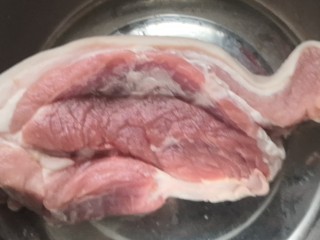1、卤蛋红烧肉,带皮五花肉洗干净