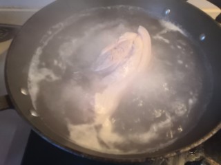 2、卤蛋红烧肉,锅中烧开水，焯水3分钟