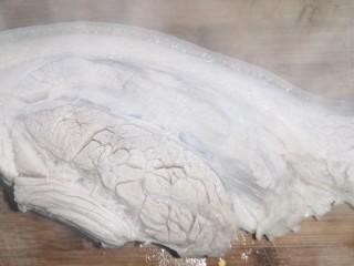 3、卤蛋红烧肉,捞出洗去浮沫