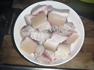 4、卤蛋红烧肉,切块备用