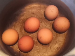 5、卤蛋红烧肉,准备6个鸡蛋，数量自己看