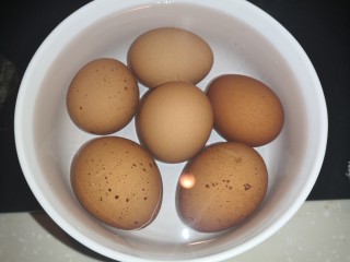 6、卤蛋红烧肉,煮鸡蛋5分钟，捞出过凉水