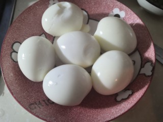 7、卤蛋红烧肉,剥壳备用