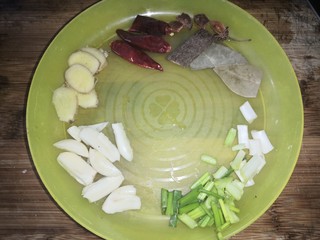 8、卤蛋红烧肉,准备香料，姜片，蒜瓣，干辣椒，香叶，八角，桂皮，香葱