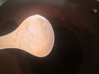 9、卤蛋红烧肉,锅中烧油，倒入冰糖