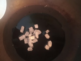 10、卤蛋红烧肉,小火炒糖色