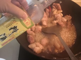 12、卤蛋红烧肉,放入肉块到料酒，香料