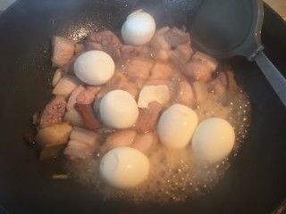 13、卤蛋红烧肉,放入鸡蛋