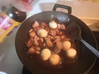 14、卤蛋红烧肉,加生抽老抽和水（也可以改为一罐啤酒）