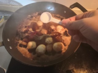 15、卤蛋红烧肉,加适量盐，大火烧开，转小火慢慢收干汤汁，至少40分钟，如果想肉软烂，时间可加长