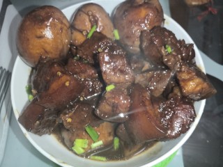 16、卤蛋红烧肉,出锅，撒葱花
