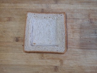 3、苹果玫瑰花土司,将另一片土司中间按扁。