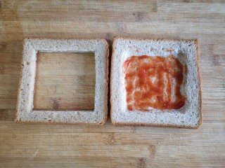 4、苹果玫瑰花土司,在按扁的土司里涂上一层果酱。