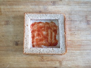 5、苹果玫瑰花土司,将回字框土司和涂果酱的土司叠加起来。