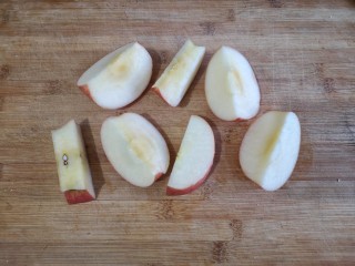 6、苹果玫瑰花土司,苹果洗净切开去核。