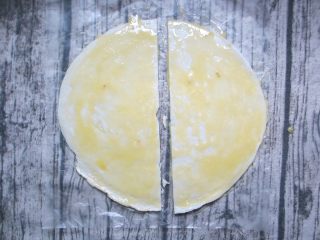 4、家庭版的法风烧饼,将蛋液均匀刷在饼皮上