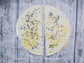 5、家庭版的法风烧饼,撒一层黑芝麻，飞饼放入烤箱中层，180度上下火烤约10分钟