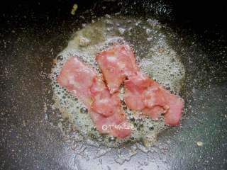 7、家庭版的法风烧饼,煎蛋的余油用来煎至培根微焦