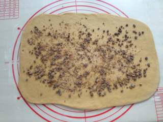 8、红糖馒头,将面团擀成长方形，并在上面均匀的撒上红糖碎