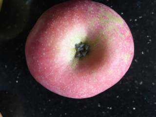 1、苹果布丁,准备食材苹果一个