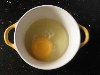 4、苹果布丁,鸡蛋打入烤碗中