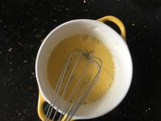 5、苹果布丁,用蛋抽搅打细腻