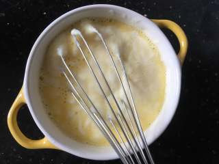 7、苹果布丁,用蛋抽搅拌均匀