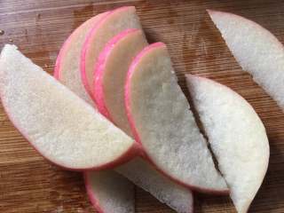 9、苹果布丁,苹果切一小半，然后切成薄片状